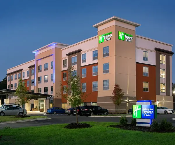 Holiday Inn Express & Suites Fayetteville South, an IHG Hotel